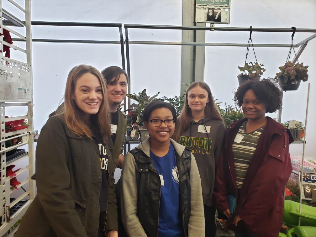 BrutonKeyClub's tweet photo. Key Club partnering with Kiwanis to bring families holiday cheer!! https://t.co/vdw5VshsY7