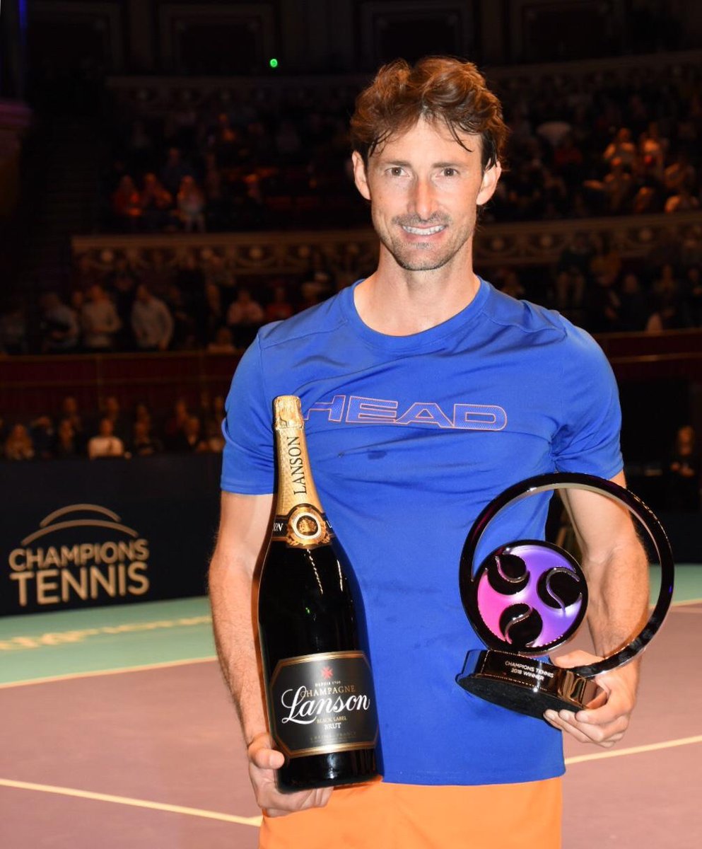 FundJCFerrero's tweet photo. Lo ha vuelto a hacer!!
@juankiferri Otro titulo en Royal Albert Hall @ChampionsTennis tras vencer por 6/4 7/6 a @TommyHaas13 en @ATPChampions https://t.co/CcQJRb5a3S