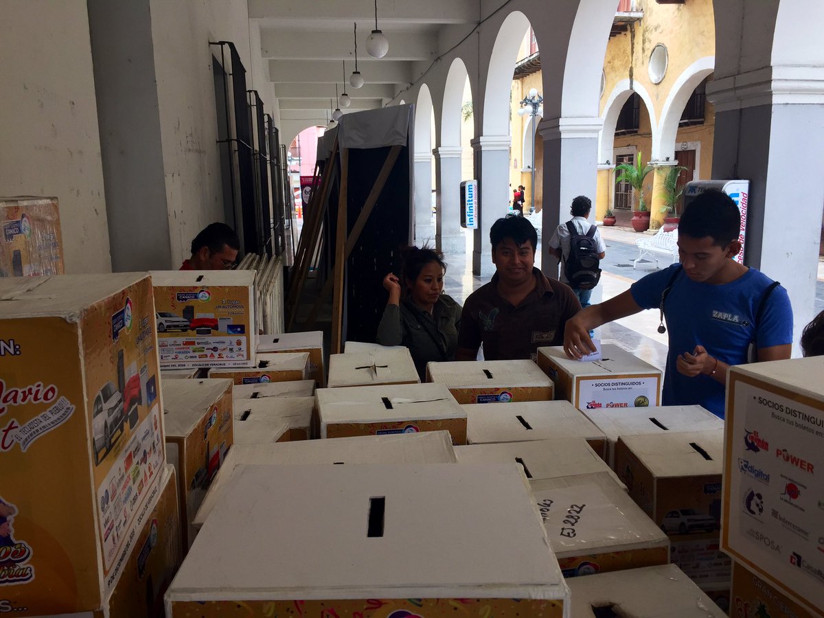 Canaco_Veracruz's tweet photo. #AlMomento las urnas del #SorteoCANACO ya están en el #ZocaloDeVeracruz ¡Aún tienes tiempo de participar! Te esperamos hasta las 5:30pm para que puedas depositarlos!🤞🏻¡Mucha suerte a todos! 🤞🏻 https://t.co/Pyuaemz3fW