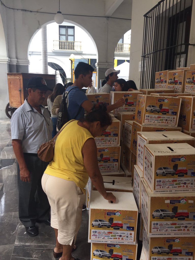 Canaco_Veracruz's tweet photo. #AlMomento las urnas del #SorteoCANACO ya están en el #ZocaloDeVeracruz ¡Aún tienes tiempo de participar! Te esperamos hasta las 5:30pm para que puedas depositarlos!🤞🏻¡Mucha suerte a todos! 🤞🏻 https://t.co/Pyuaemz3fW