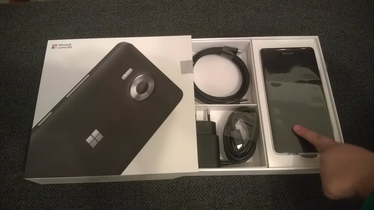 dav_je's tweet photo. Tři roky zpět, měl jsem nový telefon. Tenkrát začínalo něco nového, nadějného.. Nevyšlo to no. #WinCZ #Lumia950 #Continuum https://t.co/HWbdwNPP2s