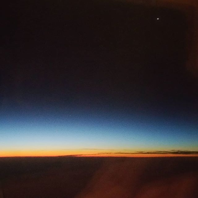 xJOSHUx's tweet photo. Dawn at 39,000 feet  #sunrise #sky #dawn 
#travel #flying #photo #photooftheday https://t.co/FjKYnasQEr