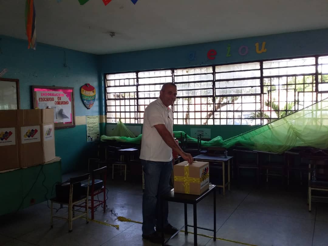 Guaricoseguro's tweet photo. Secretario Ejecutivo para la Soberanía Seguridad y Paz ejerciendo su derecho al voto.
#GuaricoVictorioso https://t.co/jMy5Ys446f