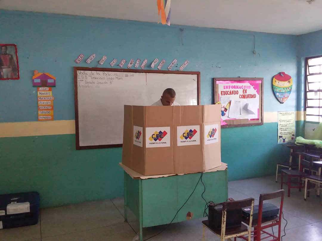 Guaricoseguro's tweet photo. Secretario Ejecutivo para la Soberanía Seguridad y Paz ejerciendo su derecho al voto.
#GuaricoVictorioso https://t.co/jMy5Ys446f