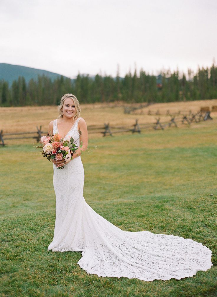 YoufashionNet's tweet image. Beautiful Brand Wedding #Dresses  : A #devilsthumbranch wedding with sparkly chandeliers, a long lace #weddinggown a... - - youfashion.net/wedding/dress/…