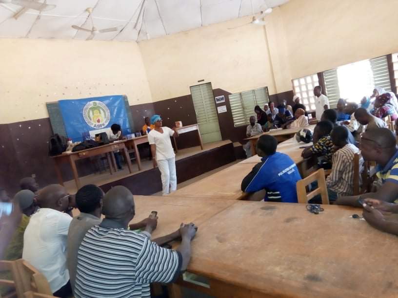 AhouangbonouW's tweet photo. @MAJBenin
Phase pilote du projet #YouthCenteredApproach à Parakou. Après le CEG Banikanni le 16 novembre dernier, c'est le CPEG ACADÉMIA et le Collectif des Artisans Parakou qui nous ont accueillis ce 07 décembre. https://t.co/DRuXAkJQAv. #Target2Partener @MajParakou @IPPFAR https://t.co/iMDacxITlX