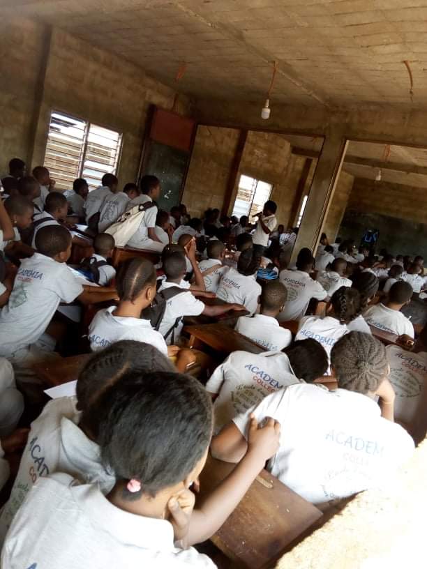 AhouangbonouW's tweet photo. @MAJBenin
Phase pilote du projet #YouthCenteredApproach à Parakou. Après le CEG Banikanni le 16 novembre dernier, c'est le CPEG ACADÉMIA et le Collectif des Artisans Parakou qui nous ont accueillis ce 07 décembre. https://t.co/DRuXAkJQAv. #Target2Partener @MajParakou @IPPFAR https://t.co/iMDacxITlX