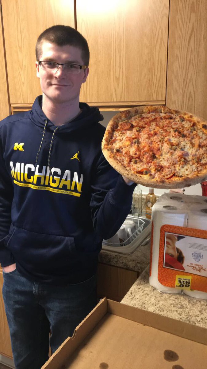 MirandaHauck's tweet photo. When @PapaJohns forgets to cut your pizza 🙄 https://t.co/6iViJMWYTY