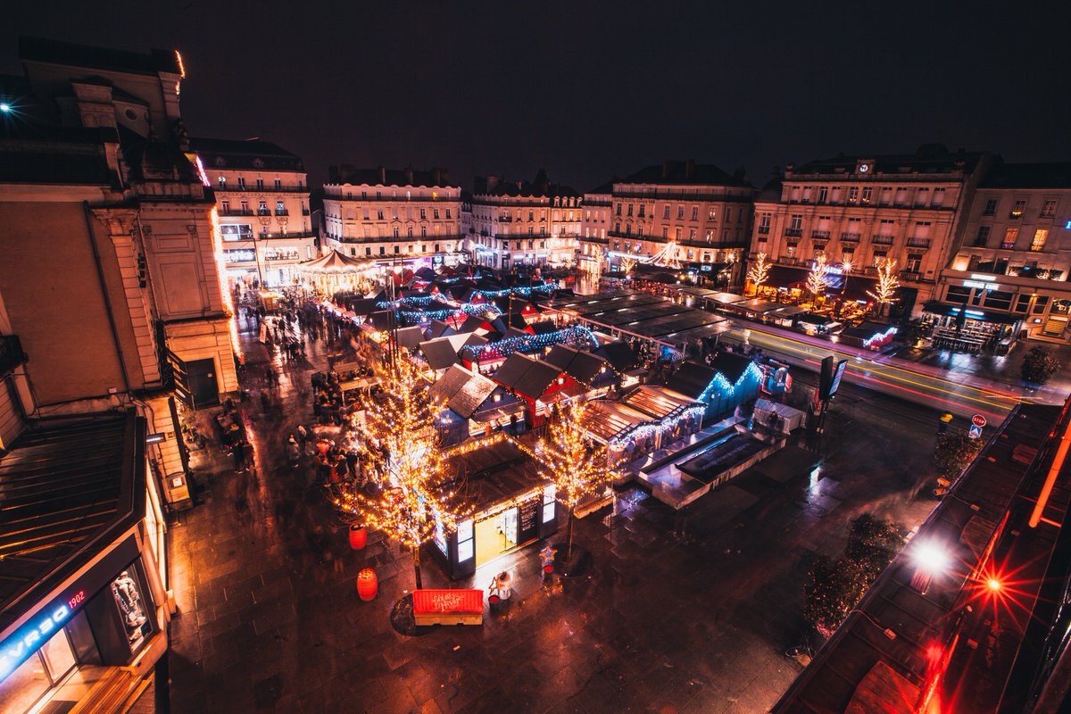 _Aishy's tweet photo. J'attendais ce moment depuis longtemps, photographier la place du Ralliement depuis les hauteurs. Quoi de mieux que de le faire pendant cette période magique ? https://t.co/0ZoxPHxyiN