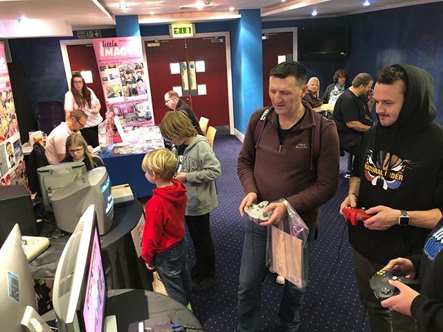 bringback_retro's tweet photo. One of the nicest people we’ve ever met at a con; @joshherdman is such a chill and relaxed guy #retrogaming #retrogamers #retrogamer #nintendo #n64 #nintendo64 #mariokart #mariokart64 #nes #snes #ipswichunleashed #unleashedevents #comicon #harrypotter #j… https://t.co/N2tKfrjmi4 https://t.co/UfN1Ej1fuZ