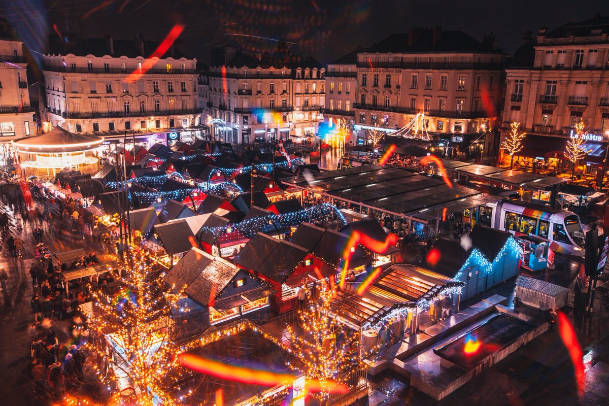 _Aishy's tweet photo. J'attendais ce moment depuis longtemps, photographier la place du Ralliement depuis les hauteurs. Quoi de mieux que de le faire pendant cette période magique ? https://t.co/0ZoxPHxyiN