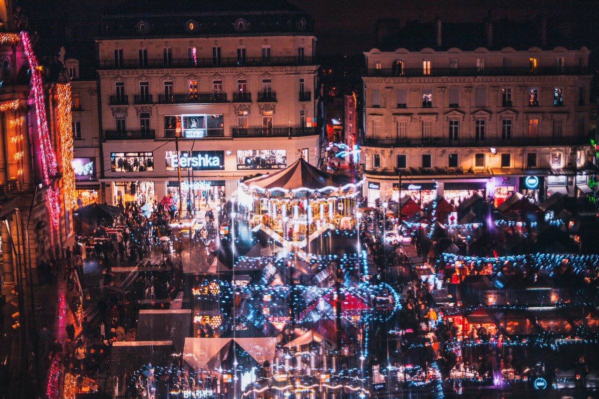 _Aishy's tweet photo. J'attendais ce moment depuis longtemps, photographier la place du Ralliement depuis les hauteurs. Quoi de mieux que de le faire pendant cette période magique ? https://t.co/0ZoxPHxyiN