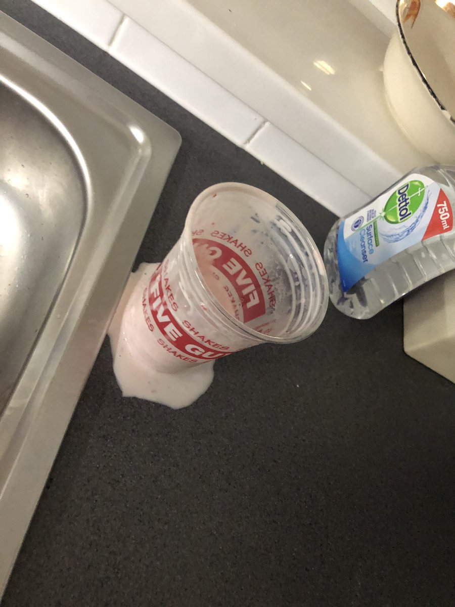 chantdamour's tweet photo. @FiveGuysUK do you@know that  @Deliveroo has such@little care for your delicious shakes that they arrive looking like this https://t.co/WDayJuLYqn
