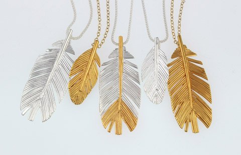 Primavera1945's tweet photo. The 5 feather collection by @KarenFaulkner16 is rather stunning! #PrimaveraGallery https://t.co/Hx16Iqn9Ji