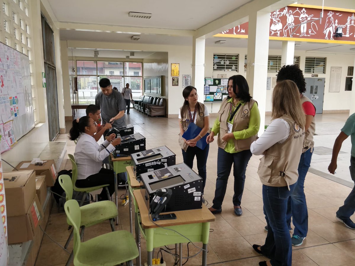 OEA_oficial's tweet photo. Misión de Expertos de la #OEA, encabezada por @Minoutavarezm observa la instalación y apertura de las mesas en #Lima y el #Callao para el #referendum2018 en #Peru https://t.co/KhpV6zwSBT
