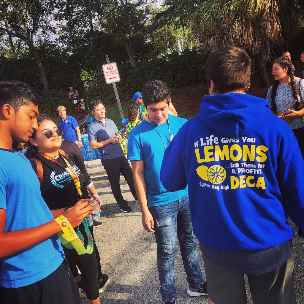 CBHSDECA's tweet photo. #CBHSDECA making an appearance at the #RotaryRun! Thank you to our members for helping our community! 🔷 https://t.co/MfXW7FOqgV