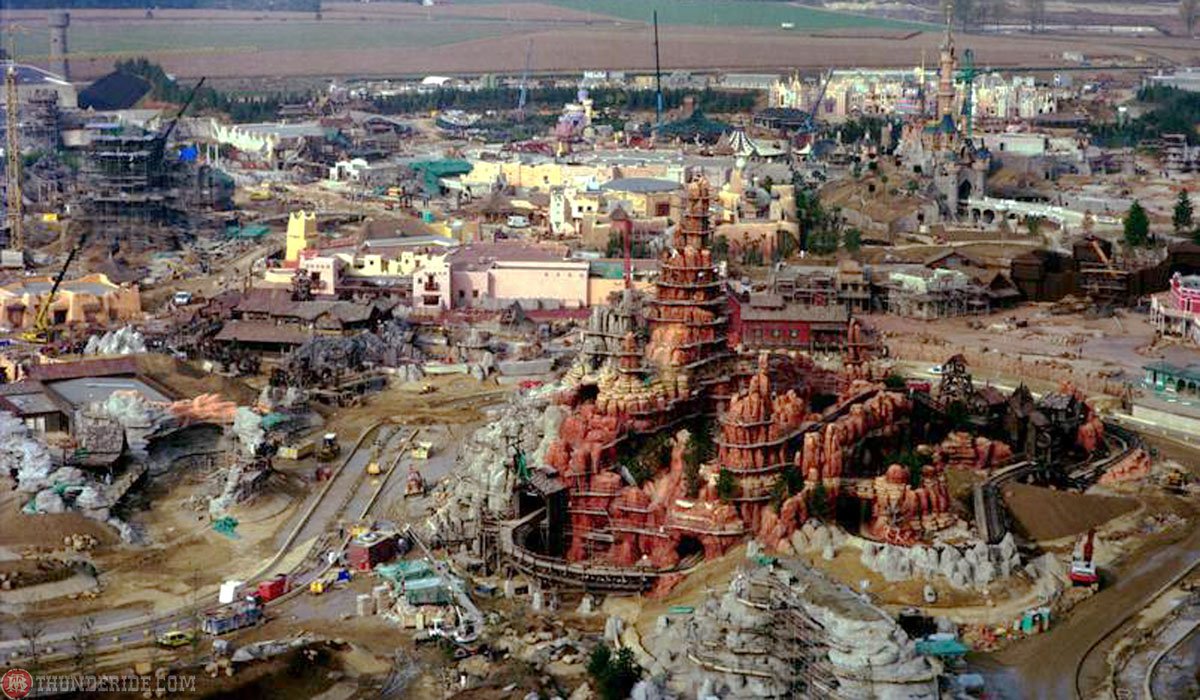 ThunderideBTM's tweet photo. Autre rare vue du chantier de #bigthundermountain à #disneylandparis https://t.co/7m4Cu7RNRy