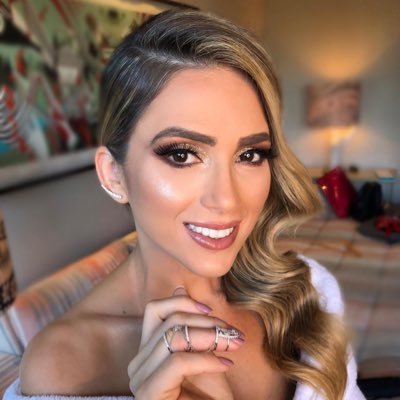 NossaBuguei's tweet photo. NO MEIO DESSA CONFUSÃO TODA, DE QUAL LADO VOCÊ ESTA ?

NADJA PESSOA - RT
LUCILENE CAETANO - FAV. 

#AFazenda10 #AFazenda https://t.co/tmp27UTVny
