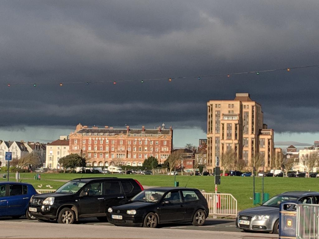claremorgan1's tweet photo. @HotelQueens looking lovely in the sun today. Dark skies looming though https://t.co/ZBFKkotlQg