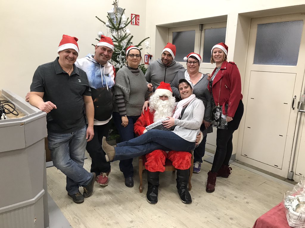 Marché de Noël organisé par l’APE du collège, au profit des élèves et de leurs familles.
Un grand merci aux parents membres de l’APE, aux élèves qui ont aidé et aux autres parents  et autres élèves qui se sont rendus sur ce magnifique marché de Noël 🤶