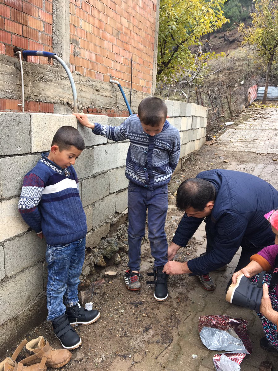 ahmetyrlikaya's tweet photo. Çocuklar okurken üşümesin 

Bir bot bir kitap 

Bugün beş yavrumuzu daha sevindirdik. Desteklerinizle köylerde çocuklara ulaşmaya devam edeceğiz 🤗🤗 https://t.co/VzPL5IPm3U