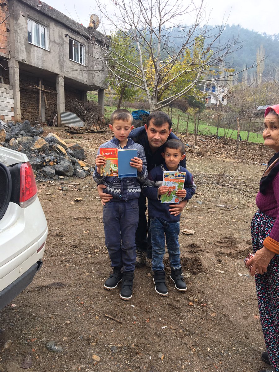 ahmetyrlikaya's tweet photo. Çocuklar okurken üşümesin 

Bir bot bir kitap 

Bugün beş yavrumuzu daha sevindirdik. Desteklerinizle köylerde çocuklara ulaşmaya devam edeceğiz 🤗🤗 https://t.co/VzPL5IPm3U