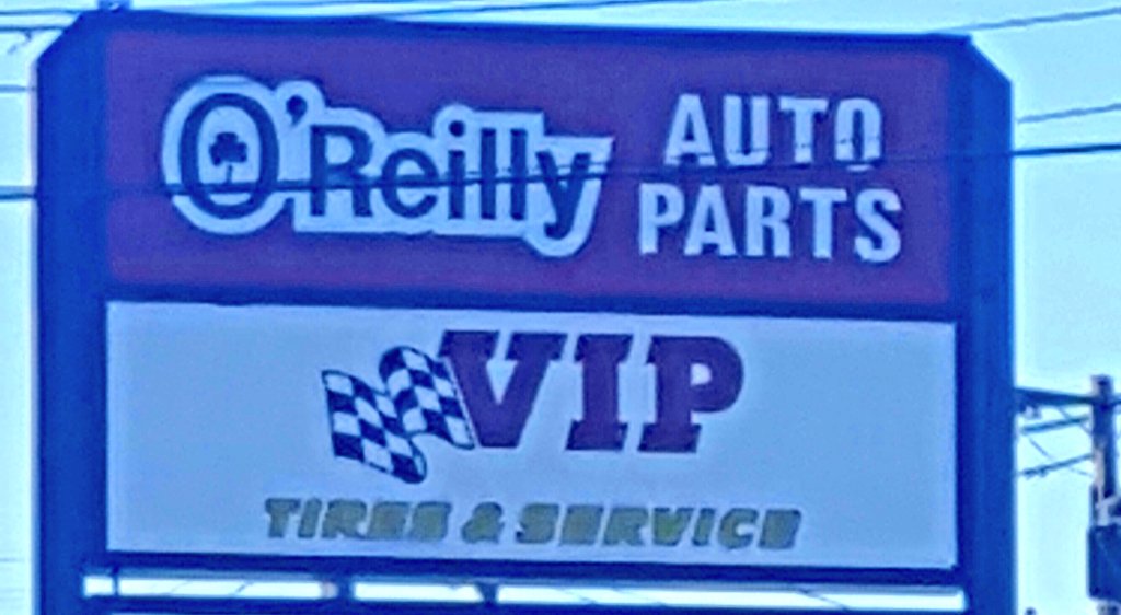 snickles1977's tweet photo. I keep looking at the sign wanting to start screaming "O-O-O, O'Reilly..Auto parts. Waaaaaaaaaaaw!" #tireproblems https://t.co/UFZjHGqiK5