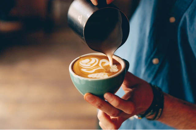 What is a flat white &amp; how is it different from a latte? bit.ly/2zRJ6fN #barista #latte