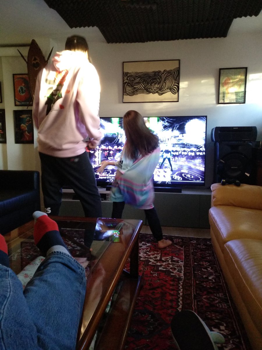 ektorjoker's tweet photo. Cuando los niños no te dejan echarte la siesta en paz... Odio el "Just Dance"... 😎 https://t.co/WYLsysHP9X