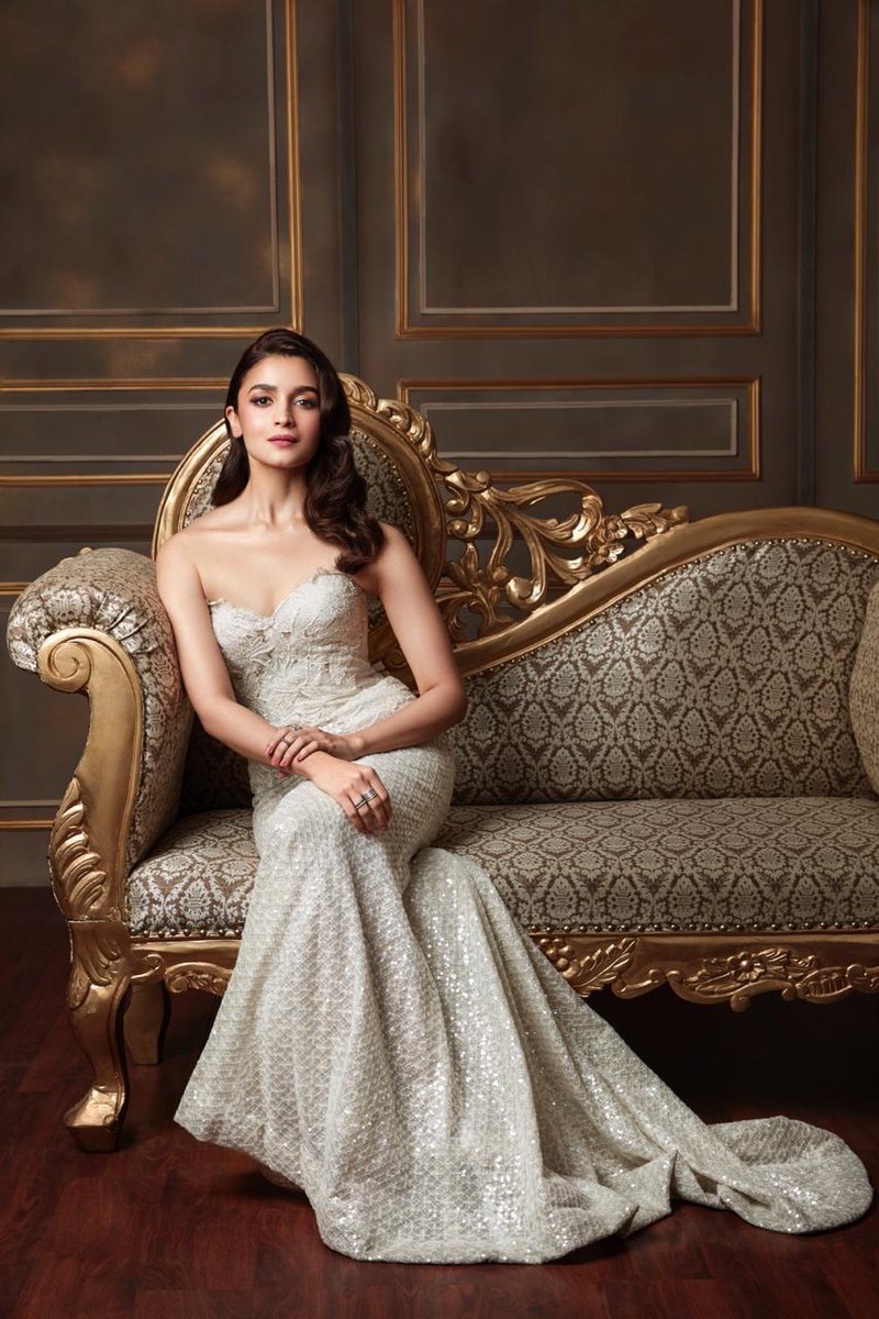 BollywoodRed's tweet photo. Alia Bhatt, the Diva, oozing class and sensuality like a queen of fashion. That hint of a smile can cut sharper than a knife.

#AliaBhatt #Diva #Fashion #Style #Fashionista #Hot #Sensual #Gown #Smile #Bollywood #India #IndianFashion https://t.co/uHqoKfypbR