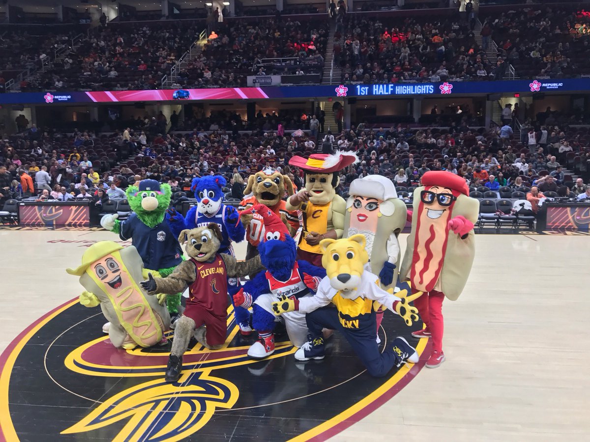 Rocky made the journey to Cleveland for Mascot Night, last night! #MileHighBasketball
