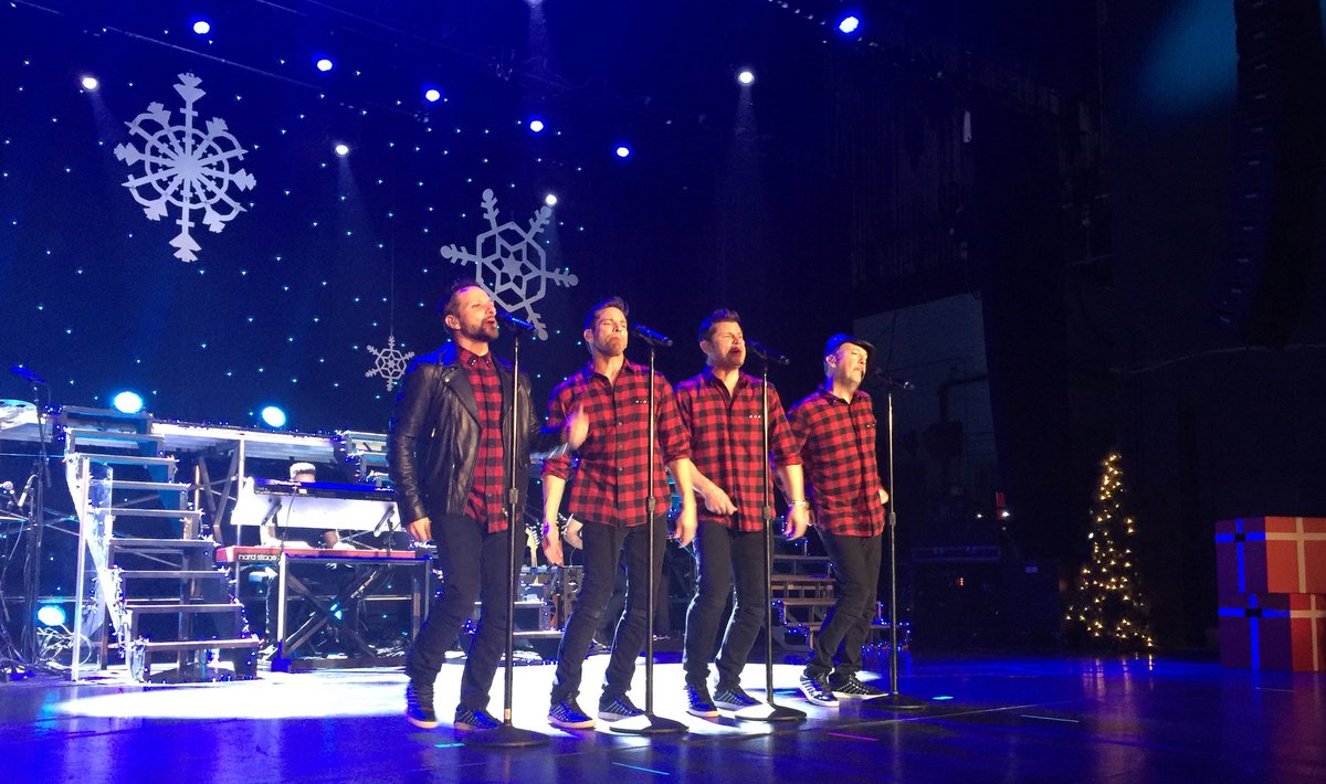 msiyleen's tweet photo. Thank you @98official for a wonderful night! Sound check, Q&A and meet & greet was awesome! Both @NickLachey and @JeffTimmons held my hand and serenaded me! It was so beautiful!! The guys sounded amazing! #98Christmas @DrewLachey @JustinJeffre #98ChristmasVIP https://t.co/0b0jmAYULL
