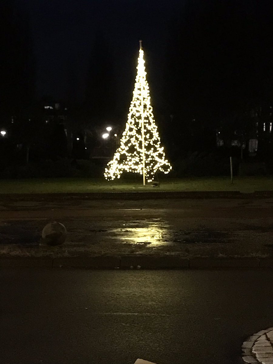 Oranjebuurt's tweet photo. Hij staat er weer, op 23 december een kerstdrankje en hapje bij deze boom. https://t.co/RuypTG8zUA