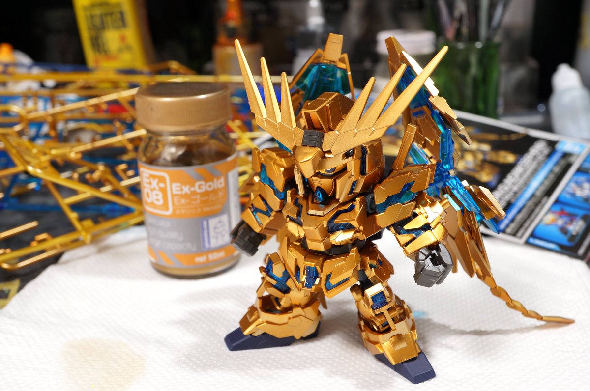 ユニコーンガンダム3号機フェネクス(デストロイモード)(ナラティブVer.)(長い)できたよ！
ランナーごと金吹いて完成（え）
マスキングなし、合わせ目消しなし、ゲート処理なし（てもぎ）の
超省エネモデリングです！！素性が良いんで金塗ってあげるだけでだいぶ違うと思います！　#SDCS #SDガンダム
