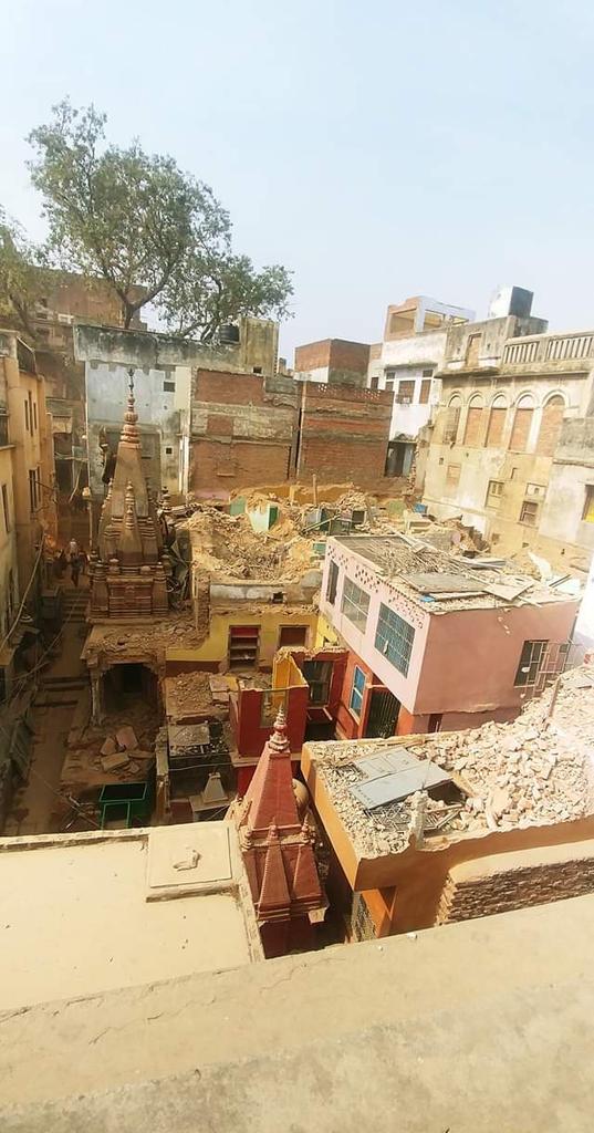 KashiSave's tweet photo. एक तरफ मंदिर तोड़ रहे है दूस��ी तरफ राम मंदिर बनाने की राजनीति कर रहे है #savekashi #विश्वनाथकॉरिडोर https://t.co/X1M57xrC0v