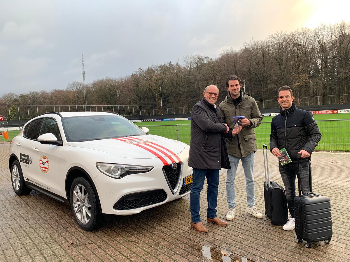 DriessenAuto's tweet photo. Gerard en Roy, de winnaars van de vierdaagse roadtrip naar Milaan hebben uit handen van PSV teammanager Mart van den Heuvel de sleutels van hun Alfa Romeo ontvangen. Zij zijn gestart met hun roadtrip! 🇳🇱➡️🇮🇹 https://t.co/Zvi69T2xbX