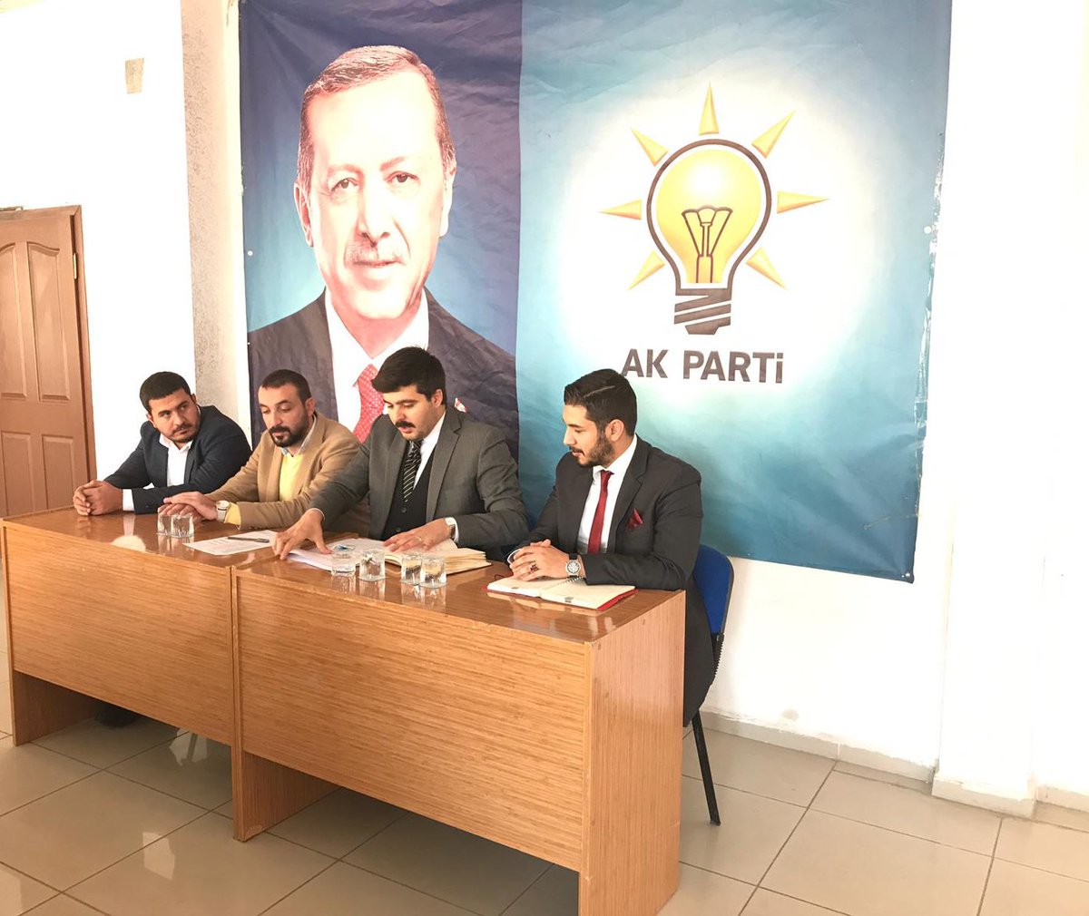AkGencSKochisar's tweet photo. Haftalık Olağan Yönetim Kurulu Toplantımızı İl Başkanımız Sn Ali Osman ÖZDEMİR’in, 1. Bölge SKM Başkanımız Sn Doğan KAYA ve Koordinatörümüz Sn Ahmet ÖZTİMUR’un Katılımlarıyla Gerçekleştirdik.
@AliOsmanOzdemir
@erkanseyhan06 
@GozkayaAkin https://t.co/DjIa2i8Lzm