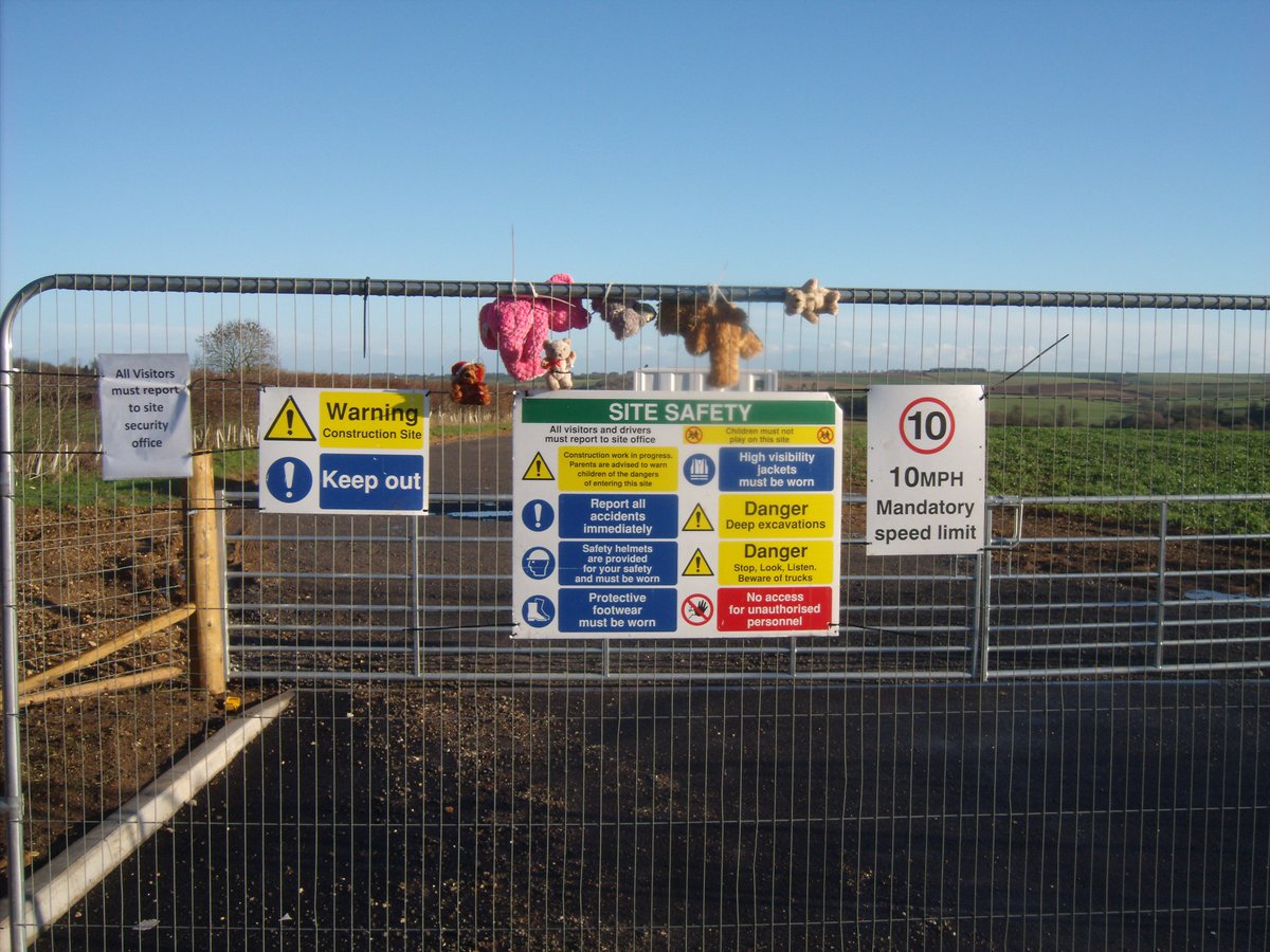 janeairpoetry's tweet photo. #Biscathorpe #protestteddies #LincolnshireProtectors #LincolnshireWolds #AOONB #oildrilling #oilrigAOONB Back again at Biscathorpe today. Glad to see the protest teddies are still on the gate. https://t.co/GdC3azDw28