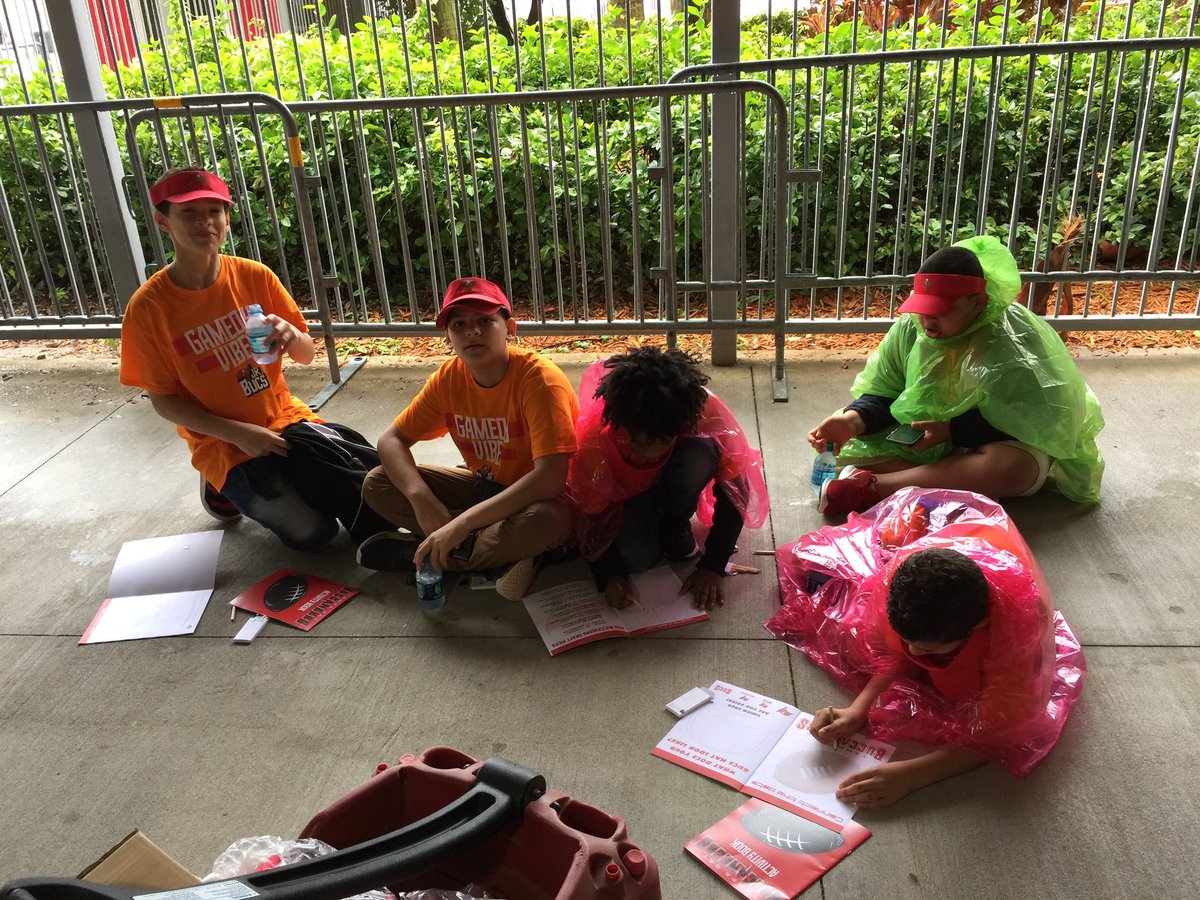 andria_franks's tweet photo. Rain can’t keep us away! #gobucs @TwinLakes_HCPS @HCPSArea2 https://t.co/FtQfQHeAZc