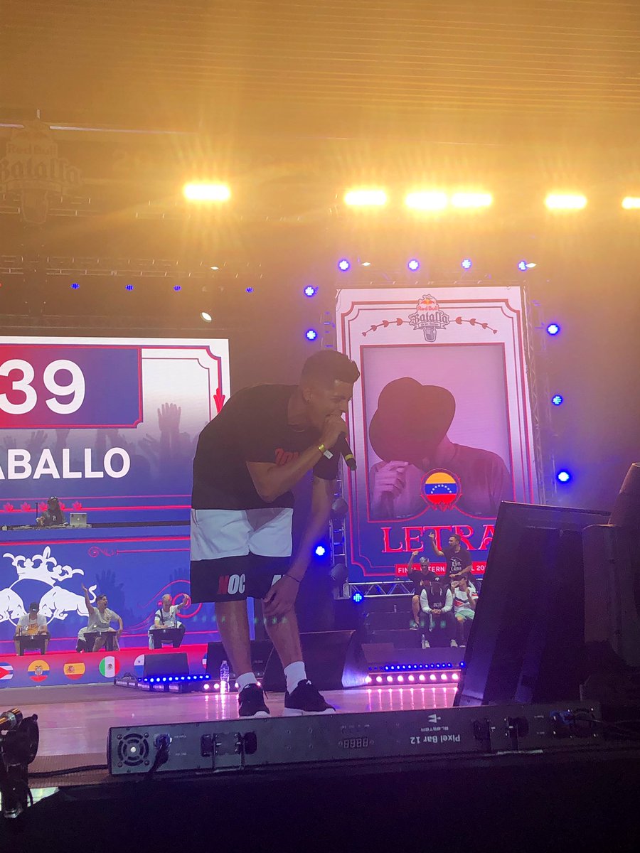 redbullbatalla's tweet photo. "Quiero que ya salga la palabra siguiente / ¡Porque a caballo regalado no se le mira el diente!" Letra supera a Neón en https://t.co/13Uw9zXeI5 Terminan los octavos en #BatallaDeLosGallos https://t.co/m9Ajy0IGFD