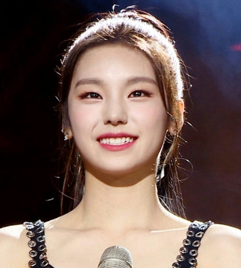 archiveyeji's tweet photo. HER SMILE! ♡ https://t.co/npRoJX6EFx