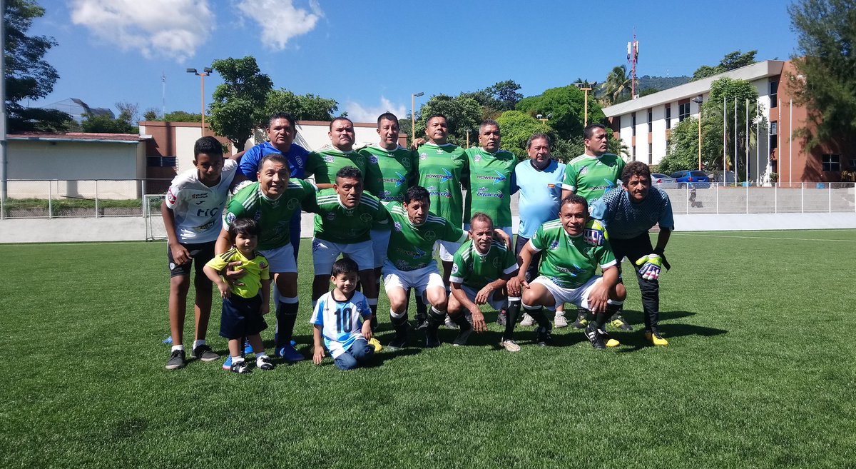 Mauricio0510's tweet photo. Ya se juega la final de categoría senior entre #Alianza y #Baygón, y en paralelo #SanSalvador y #RealDestroyer pelean por el tercer puesto. @EDH_Deportes @JuanCallesMAS https://t.co/NG2Oqb7kel