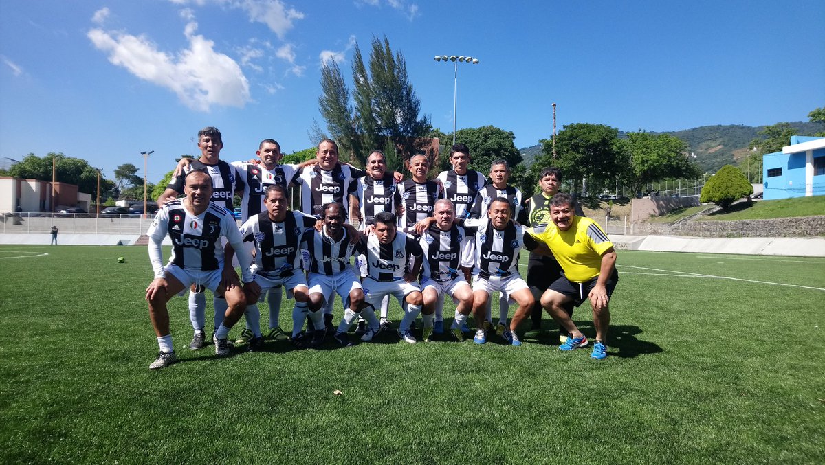 Mauricio0510's tweet photo. Ya se juega la final de categoría senior entre #Alianza y #Baygón, y en paralelo #SanSalvador y #RealDestroyer pelean por el tercer puesto. @EDH_Deportes @JuanCallesMAS https://t.co/NG2Oqb7kel