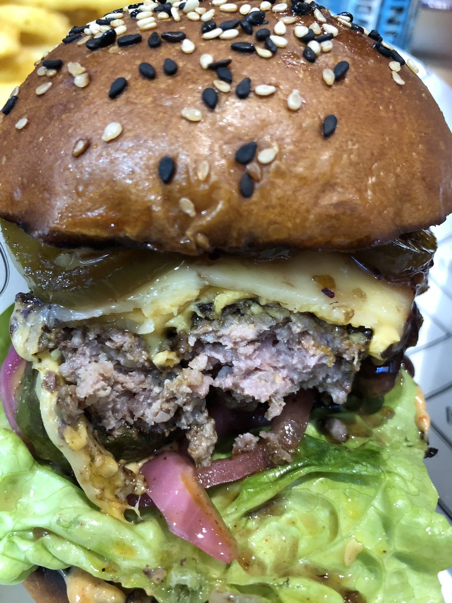 JeremysFoodTour's tweet photo. The Rump Rub burger from Bohns, huge flavourful beef patty with jalapeños, American cheese and a sweet contrast of jalapeño and raspberry jam! Plus halloumi fries and seasoned fries from @bohns_official #Nottingham #Bohns #JeremysFoodTour #Burger 🍔 https://t.co/hX8Uikromi