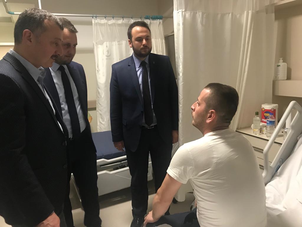 akgencizmit's tweet photo. AK Parti İzmit Gençlik Kolları Başkanımız Aykut Çağlayan, Kocaeli Büyükşehir Belediyesi Başkan adayımız Tahir Büyükakın ve İl Gençlik Kolları başkanımız Emre Kahraman, Kocaeli Devlet Hastanesi’nde tedavi gören vatandaşlarımızı ziyaret ederek geçmiş olsun dileklerini iletti. https://t.co/TTK6IC3btZ