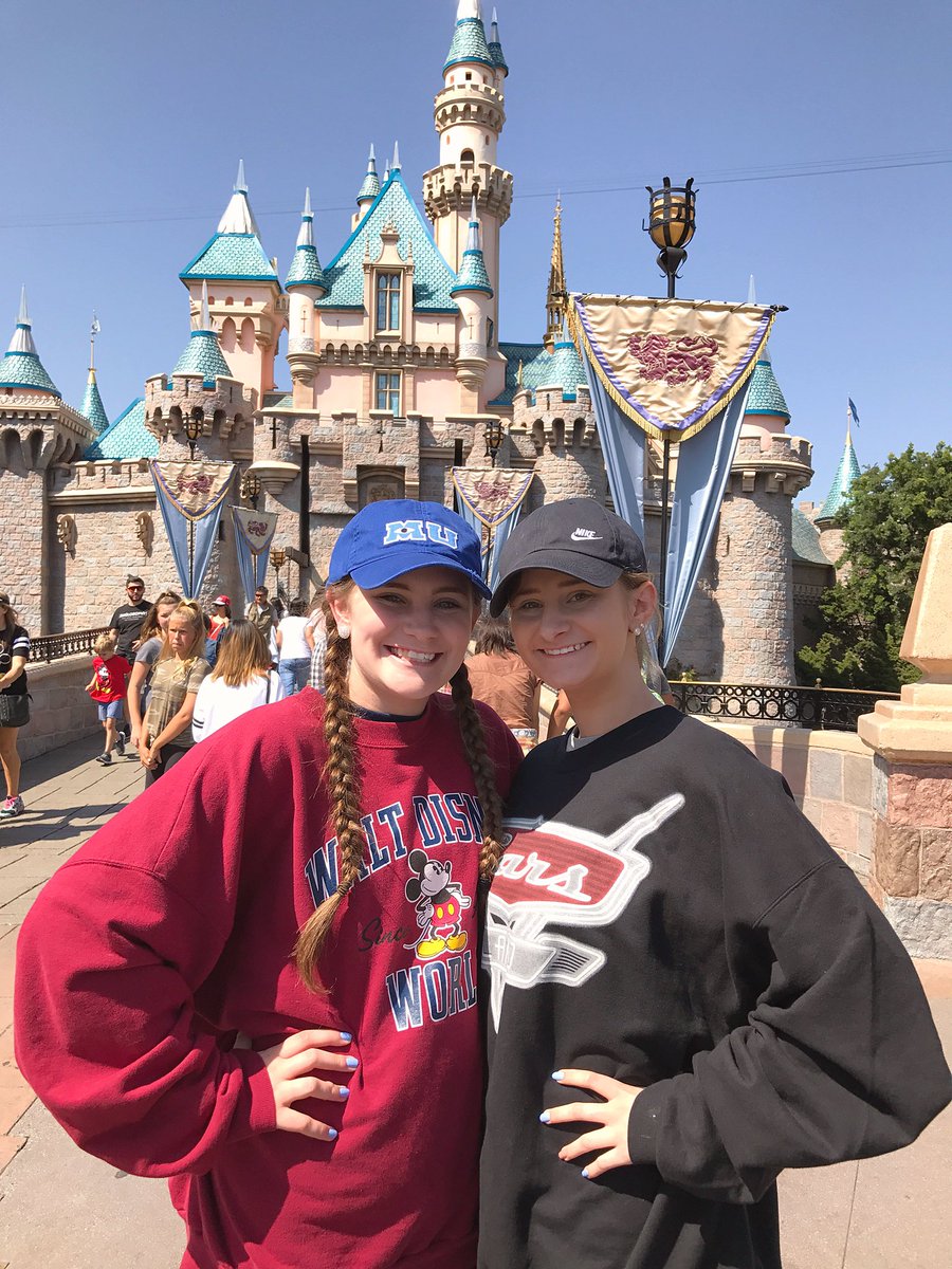hannahhoover_'s tweet photo. Happy 21st to the best sister and best friend love you and don’t party to hard 🎉❣️😎 @HailsHoov https://t.co/gbkzvbsTqO