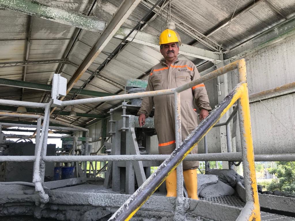 CRDFORM_SENACNM's tweet photo. #AEstaHora visitamos en compañía de nuestro líder @SENNOVACFMASENA Dr. Juan Jose Castillo, la planta de beneficio del Proyecto Minero La Y para identificar estrategias de manejo ambiental a las colas del proceso minero de la mano del @SenaCfma https://t.co/uwrx6hUX94