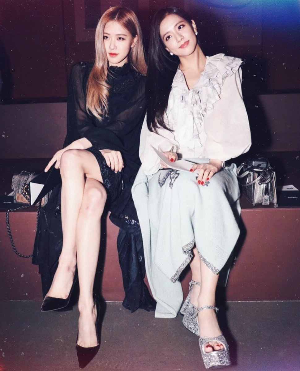 KpopStarss1's tweet photo. Rosé y Jisoo en coach 🖤💗 #CoachLightsUpShanghai #JISOO #ROSÉ #Chensoo #BLACKPINK https://t.co/FHTTkWgrep