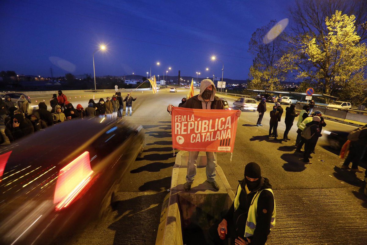 elnacionalcat's tweet photo. 📡 DIRECTE | Nova acció coordinada dels CDR (@CDRCatOficial) aquest vespre: s'obren tots els peatges en plena operació tornada. 
Segueix l'última hora, aquí   👇https://t.co/YbUcl3yGkn https://t.co/ghkrbpr0od