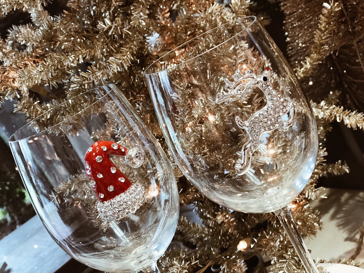 shopsignatures's tweet photo. 12 Days of Gift Ideas - DAY 3: embellished wine glasses 💫 https://t.co/BZsWANaWOT